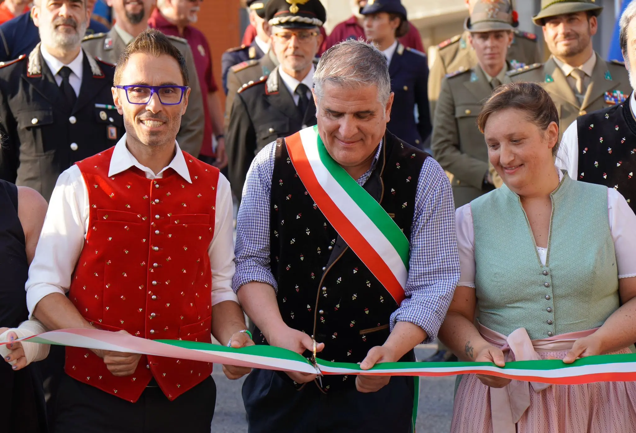 La festa del folklore, iniziata il 14 agosto con il rituale taglio del nastro e la sfilata in costumi tradizionali, proseguirà fino al 17 agosto. Ferragosto con i turisti sul monte Lussari e sentieri affollati Quattro giorni di eventi che intrecciano tradizioni, natura, musica e gastronomia, con attività pensate per tutte le età.