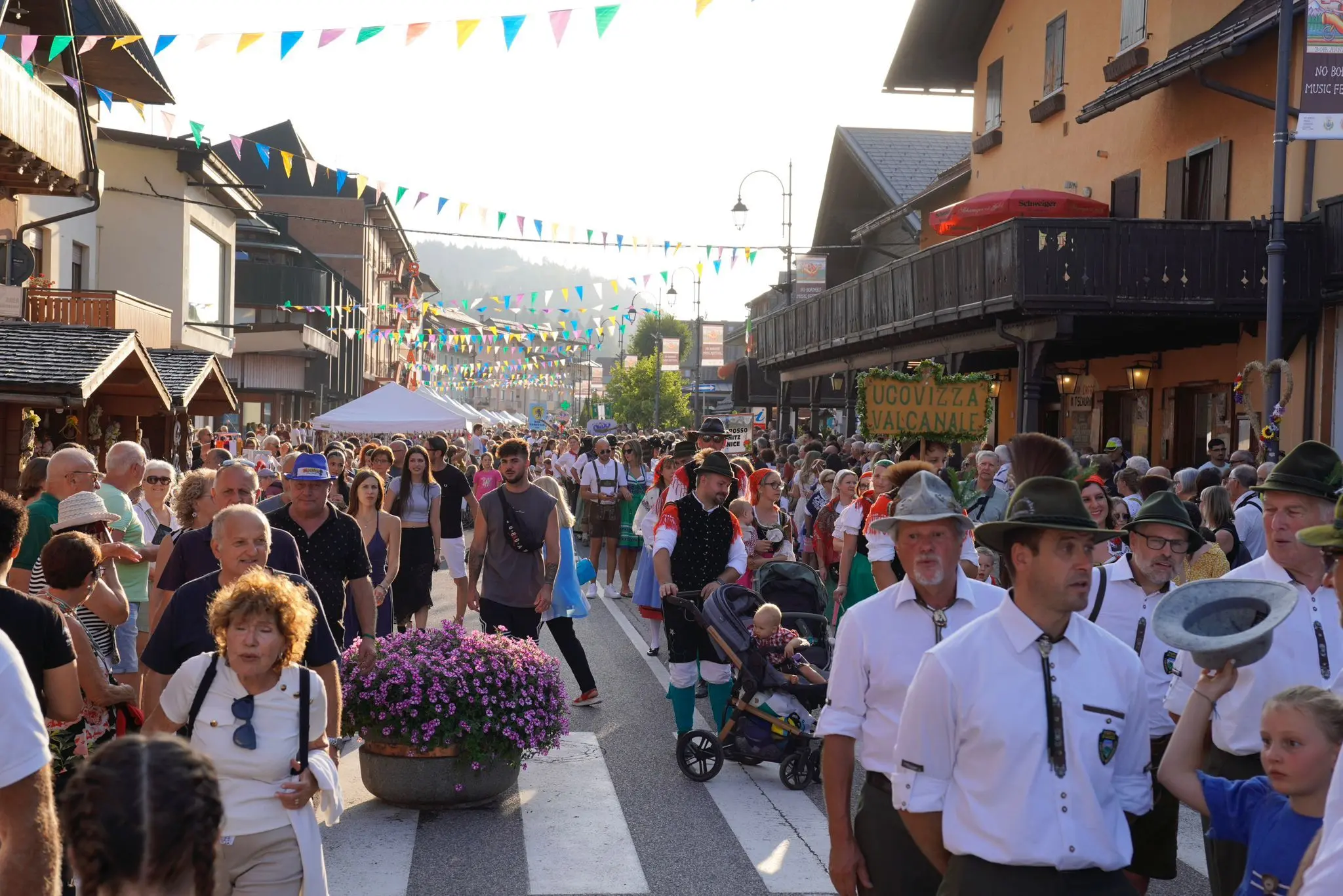 La festa del folklore, iniziata il 14 agosto con il rituale taglio del nastro e la sfilata in costumi tradizionali, proseguirà fino al 17 agosto. Ferragosto con i turisti sul monte Lussari e sentieri affollati Quattro giorni di eventi che intrecciano tradizioni, natura, musica e gastronomia, con attività pensate per tutte le età.