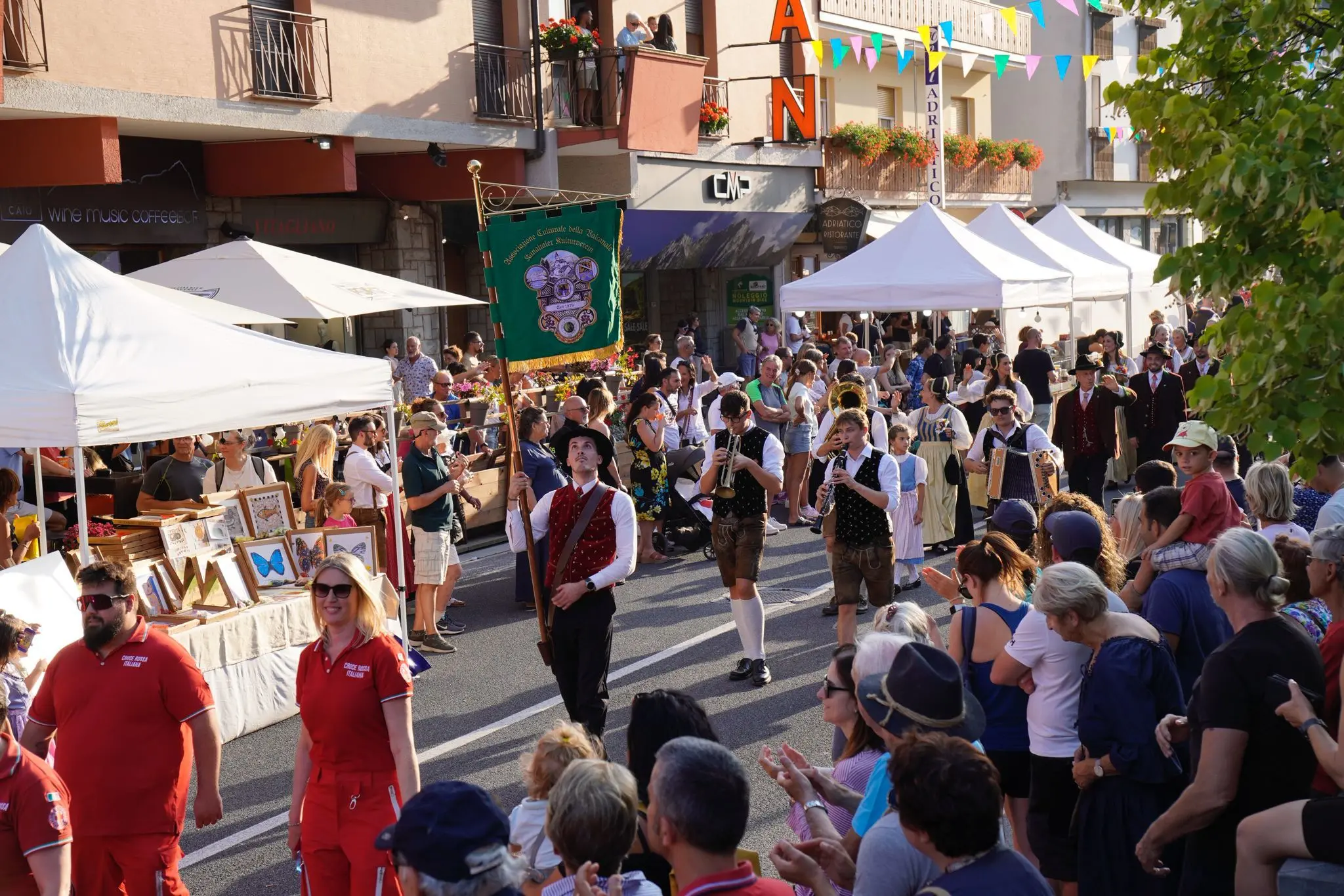 La festa del folklore, iniziata il 14 agosto con il rituale taglio del nastro e la sfilata in costumi tradizionali, proseguirà fino al 17 agosto. Ferragosto con i turisti sul monte Lussari e sentieri affollati Quattro giorni di eventi che intrecciano tradizioni, natura, musica e gastronomia, con attività pensate per tutte le età.