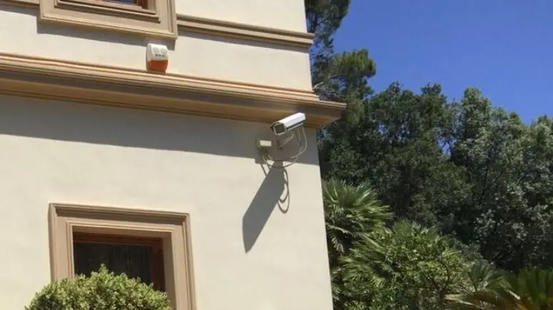 I ladri hanno prima disattivato e poi riacceso le telecamere, una volta messo a segno il colpo