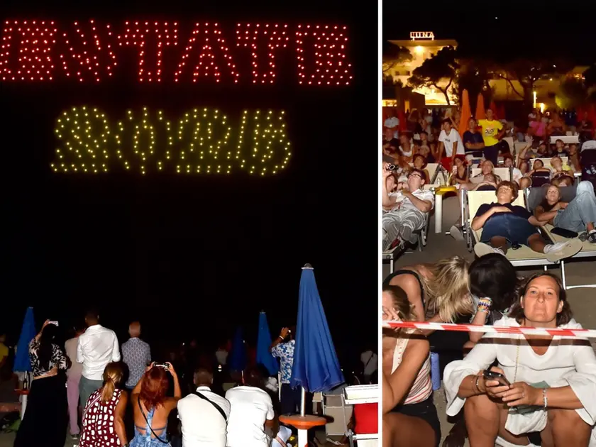 In migliaia a Lignano per salutare il Ferragosto con lo show dei droni (foto Petrussi)