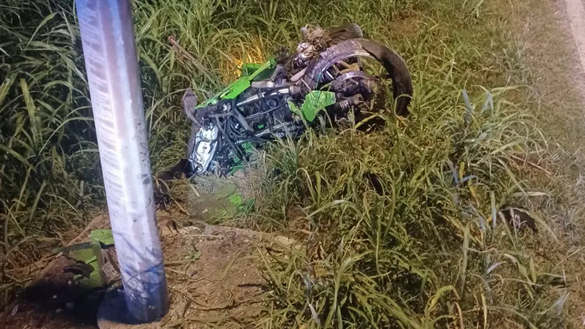 La moto finita fuori strada in via Lignano a Precenicco