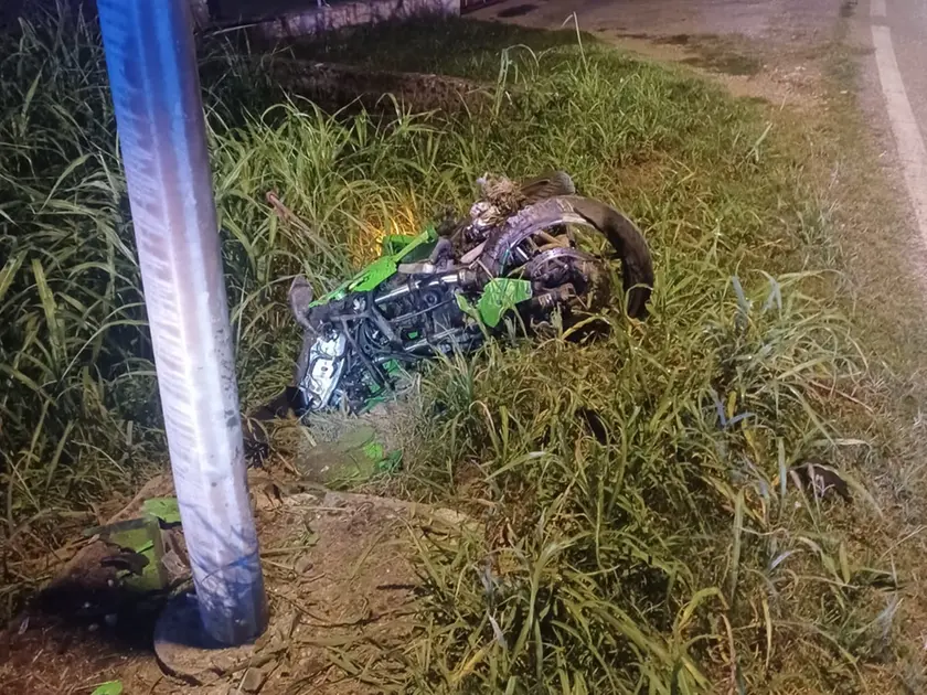 La moto finita fuori strada in via Lignano a Precenicco