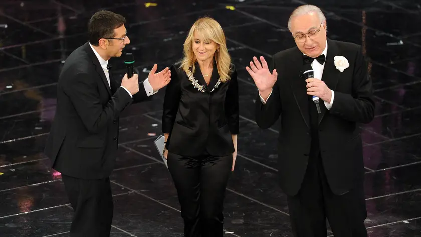 Fabio Fazio, Pippo Baudo e Luciana Littizzetto sul palco del teatro Ariston durante la quarta serata del Festival di Sanremo, 15 febbraio 2013