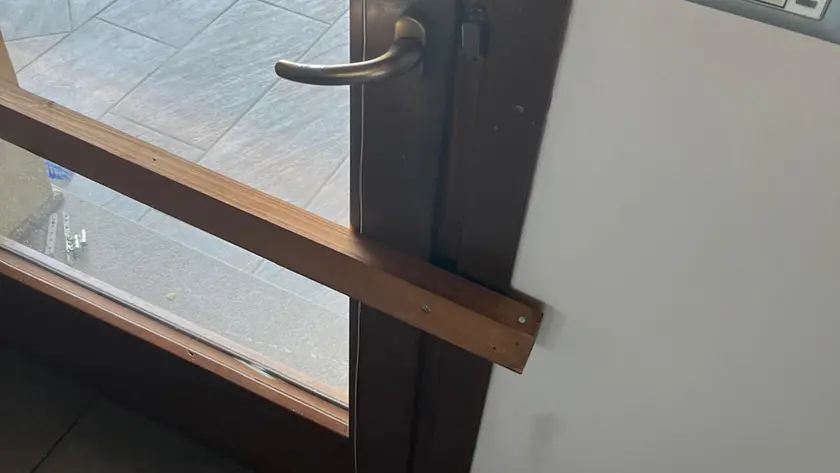 La porta della villa divelta e sistemata alla buona