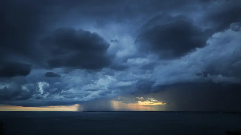 Maltempo sul golfo in una foto di questa estate (Lasorte)