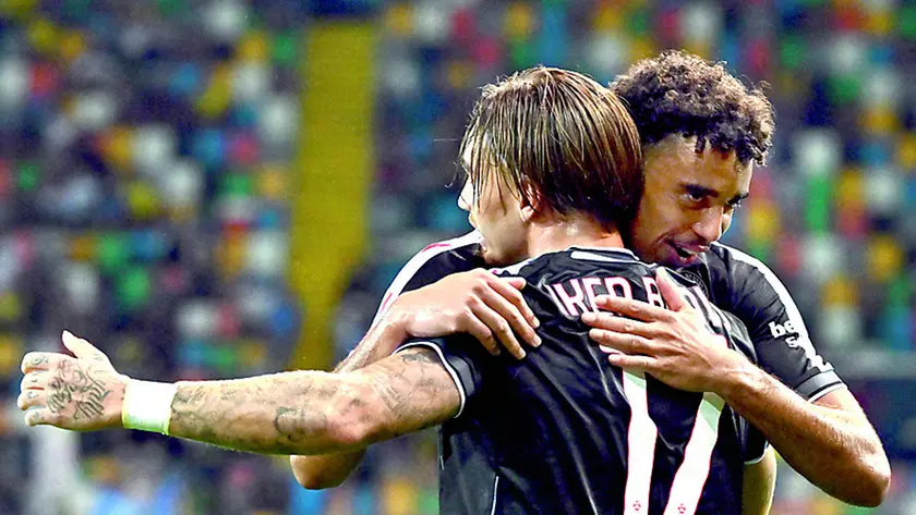 Arthur Atta abbraccia Iker Bravo: i due sono andati in gol contro la Carrarese nell’esordio stagionale in Coppa Italia FOTO PETRUSSI