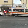L'uomo caricato sull'ambulanza