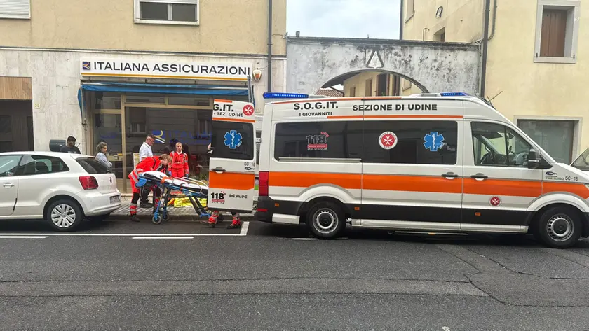 L'uomo caricato sull'ambulanza