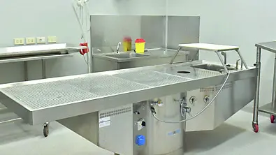 La sala delle autopsie al cimitero San Vito di Udine /foto petrussi