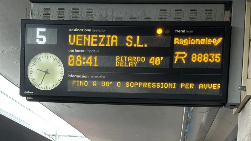 L'annuncio di ritardi alla stazione di Mestre causati dal maltempo