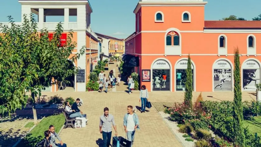 Uno degli ingressi del Palmanova outlet village