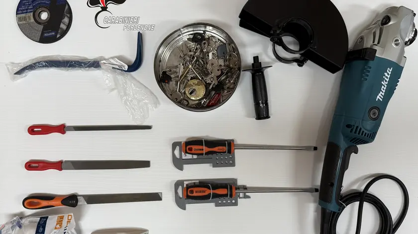 Gli strumenti del mestiere sequestrati al ladro