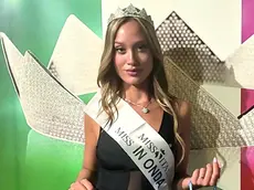 Vanessa Zeneli ha 25 anni, lavora come fotomodella e sogna il cinema e la televisione