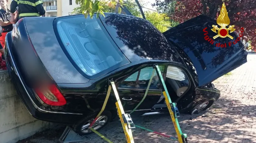 L'auto rimasta in bilico sul muretto a Cordenons