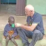 Natalino Lettig con alcuni bambini alla missione di Eliya