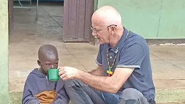 Natalino Lettig con alcuni bambini alla missione di Eliya