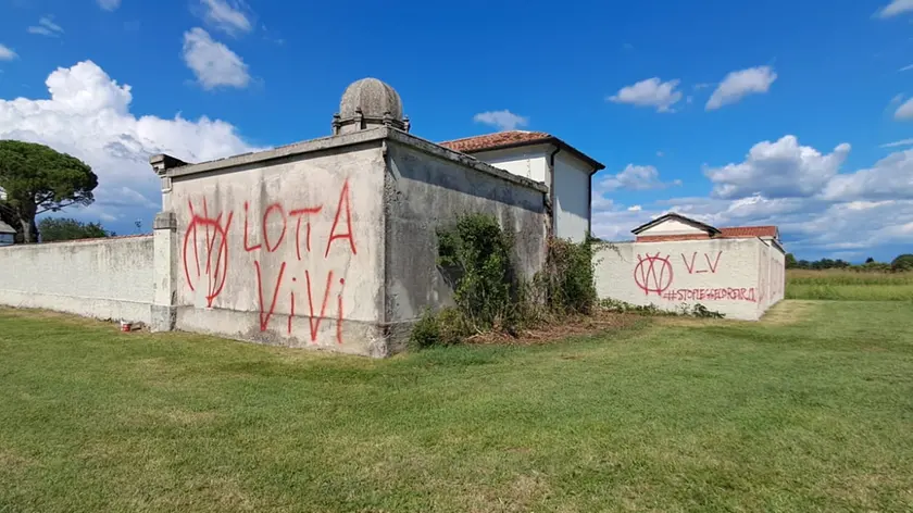 Le scritte apparse sui muri perimetrali del cimitero comunale di Risano (foto Petrussi)