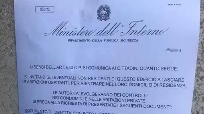 Uno dei falsi volantini affissi all’esterno dei palazzi a Cussignacco