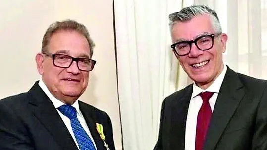 Antonio Ros con il console generale d’Italia a Londra per la consegna dell’attestato presidenziale