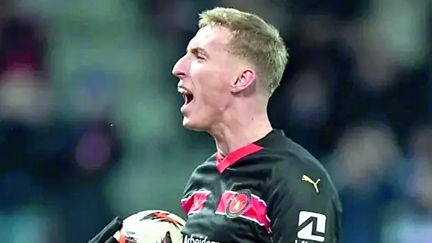 L'attaccante polacco Adam Buksa esulta dopo l’ultimo gol in Europa League