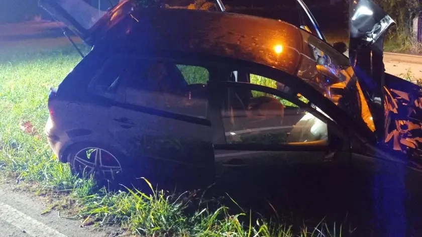 L'auto rovesciata su un fianco a Tricesimo