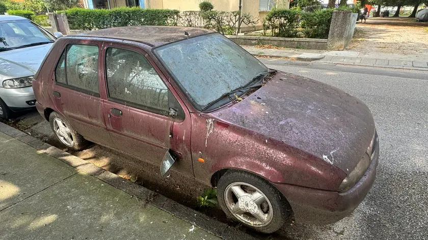 Una della auto abbandonate in via Ausonia a Udine