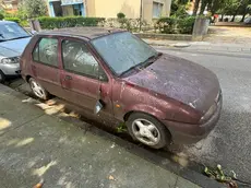 Una della auto abbandonate in via Ausonia a Udine