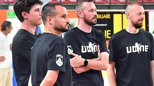 Lo staff dell’Apu Old Wild West Udine al lavoro foto petrussi