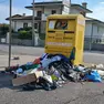 Uno dei cassonetti per indumenti usati a Udine