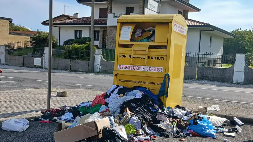 Uno dei cassonetti per indumenti usati a Udine