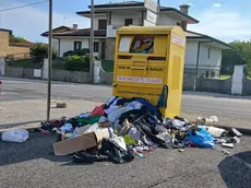 Uno dei cassonetti per indumenti usati a Udine