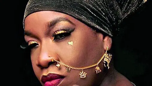 La cantante caraibica Jeneile Osborne, in arte Queen Omega