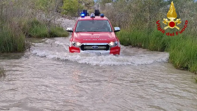 Per raggiungere il luogo dell'incendio, i pompieri hanno dovuto guadare corsi d'acqua