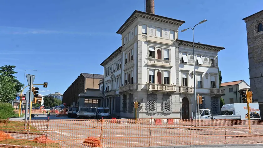 Sono cominciati lunedì, come previsto, i lavori per la realizzazione di una nuova rotonda in piazzale Cavedalis.