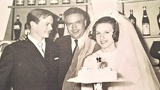 Loris Fortuna (al centro)al matrimonio di Comuzzo con la sua Laura