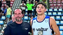 Calzavara Mvp del Pajetta con Brindisi nel 2024 premiato dal presidente Pedone