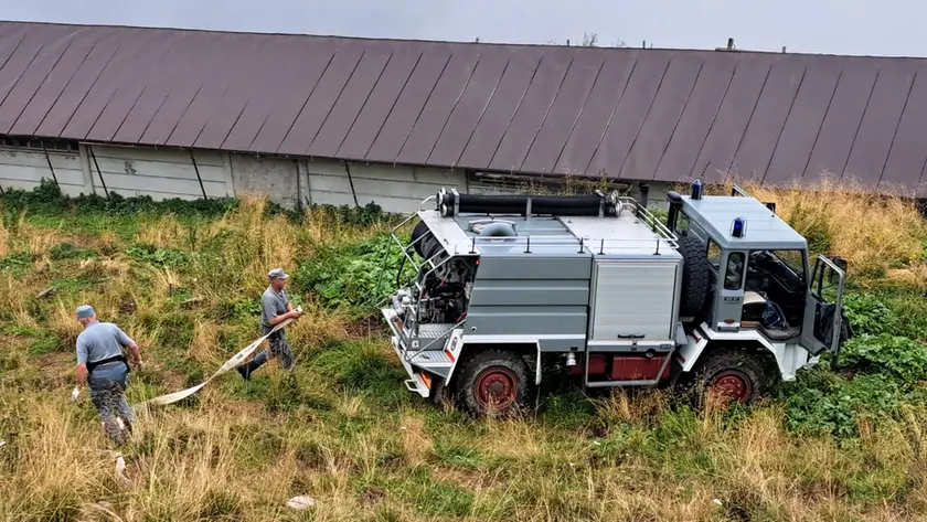 L'intervento dei forestali nella casera a Sauris