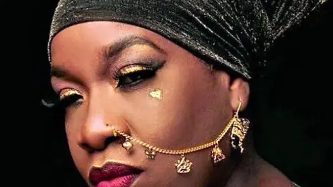 La cantante caraibica Jeneile Osborne, in arte Queen Omega