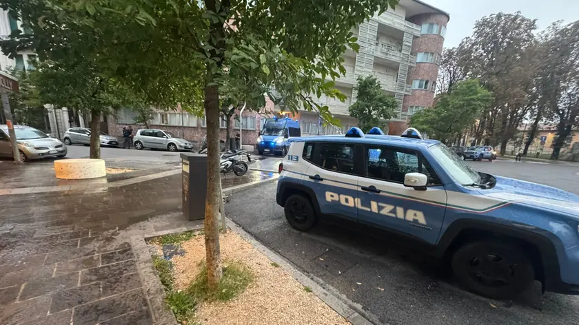 L'intervento della polizia in via Roma a Udine