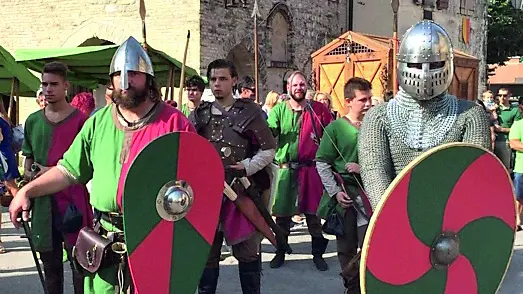 Protagonisti in costume di un’edizione di Medioevo a Valvasone