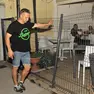 Paolo Pontonutti davanti alla rete del giardino della trattoria Moreale, in via Cividale, dove è avvenuta la lite. I