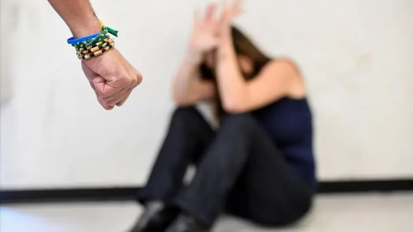 Il giovane aveva ripetutamente picchiato la convivente di 23 anni