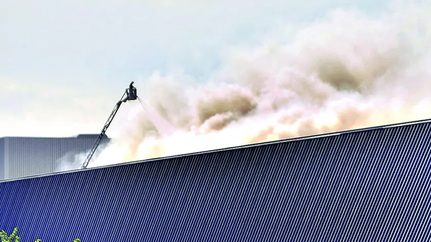 Vigili del fuoco al lavoro per ore per spegnere l'incendio