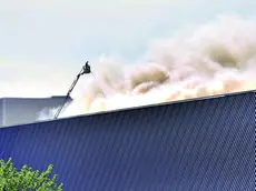 Vigili del fuoco al lavoro per ore per spegnere l'incendio