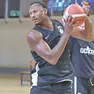 Spencer in palestra a Tarvisio e, a destra, prima foto da giocatore dell’Apu per Mekowulu