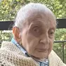 Paola Leonarduzzi e l’albero che il Comune ha deciso di tagliare (foto Petrussi)