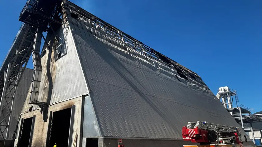 La parte di deposito del legno chippato andato a fuoco a Osoppo