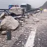 La frana che si è abbattuta su un tratto dell’autostrada A23, tra Moggio Udinese e Amaro