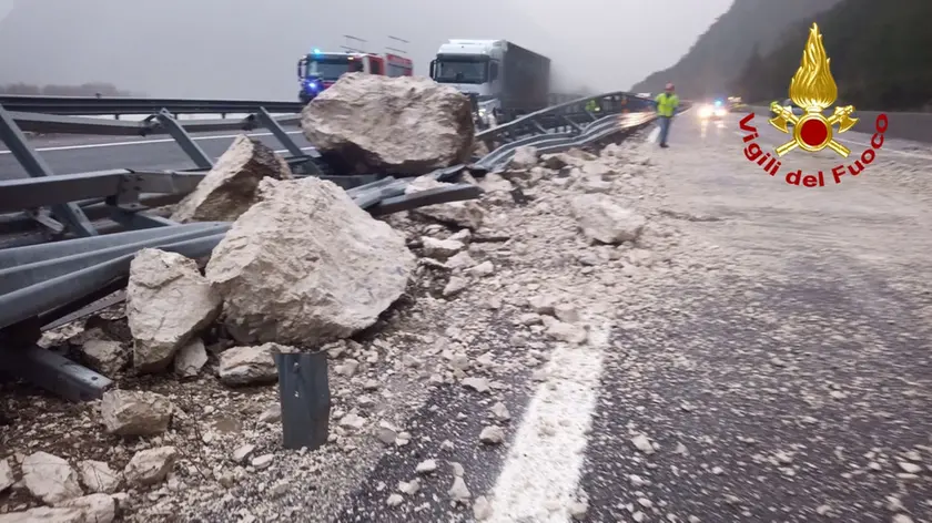 La frana che si è abbattuta su un tratto dell’autostrada A23, tra Moggio Udinese e Amaro
